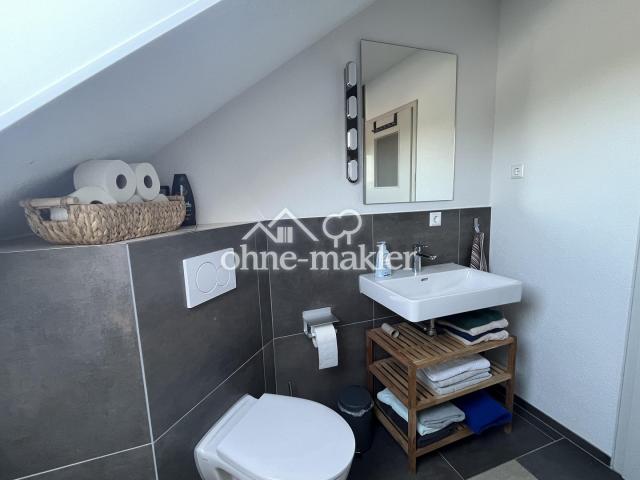 Badezimmer mit Dusche WC im DG