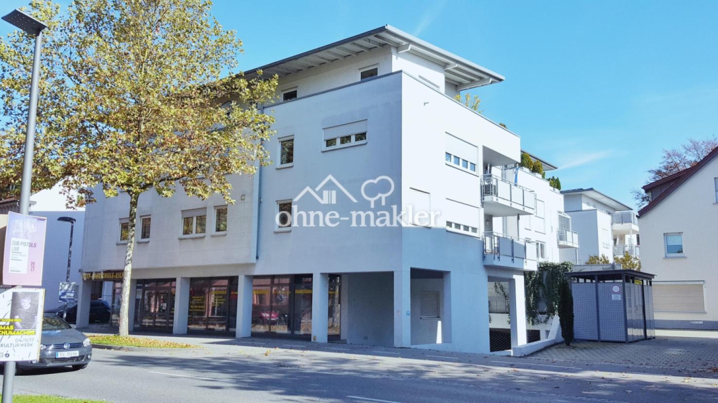 Straße mit Tiefgaragenzufahrt