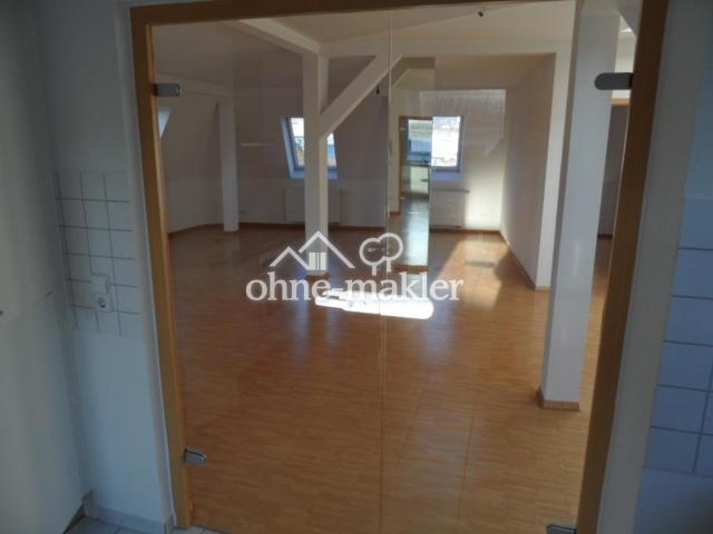 Blick von Küche ins Wohnzimmer