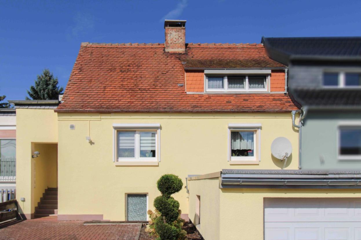 Außenansicht mit Garage