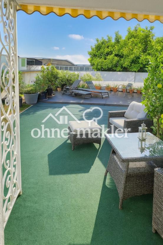 Große Terrasse mit Sitzecke