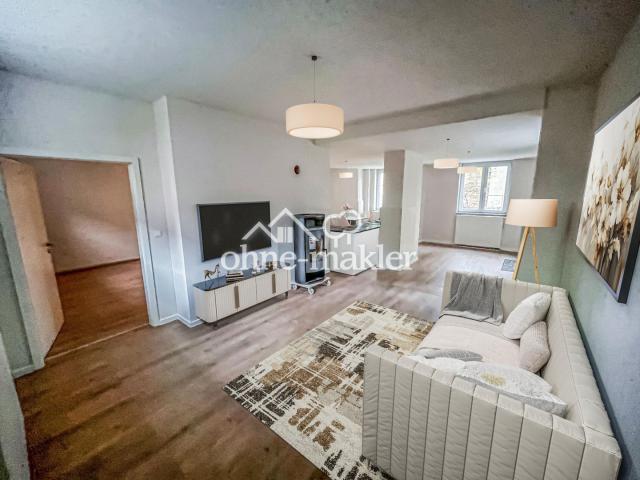 Offener Raum mit Kamin