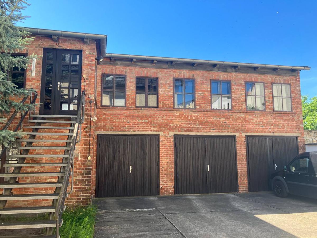 Gewerberaum mit 3 Garagen