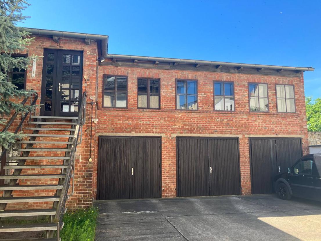 Gewerberaum mit 3 Garagen