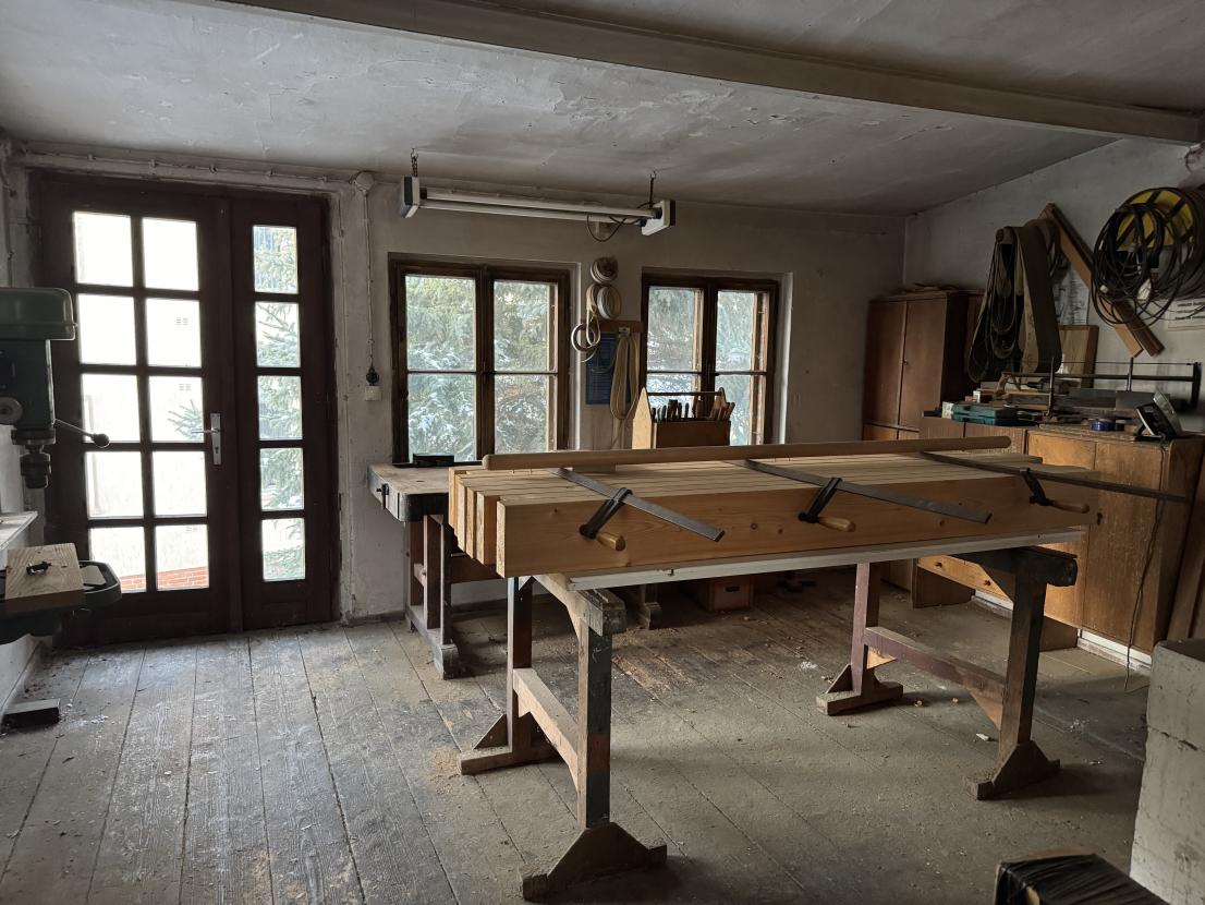 Werkstatt über den Garagen