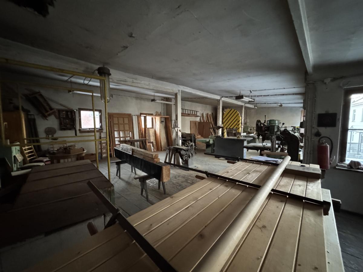 Werkstatt über den Garagen