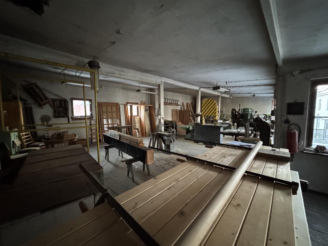 Werkstatt über den Garagen