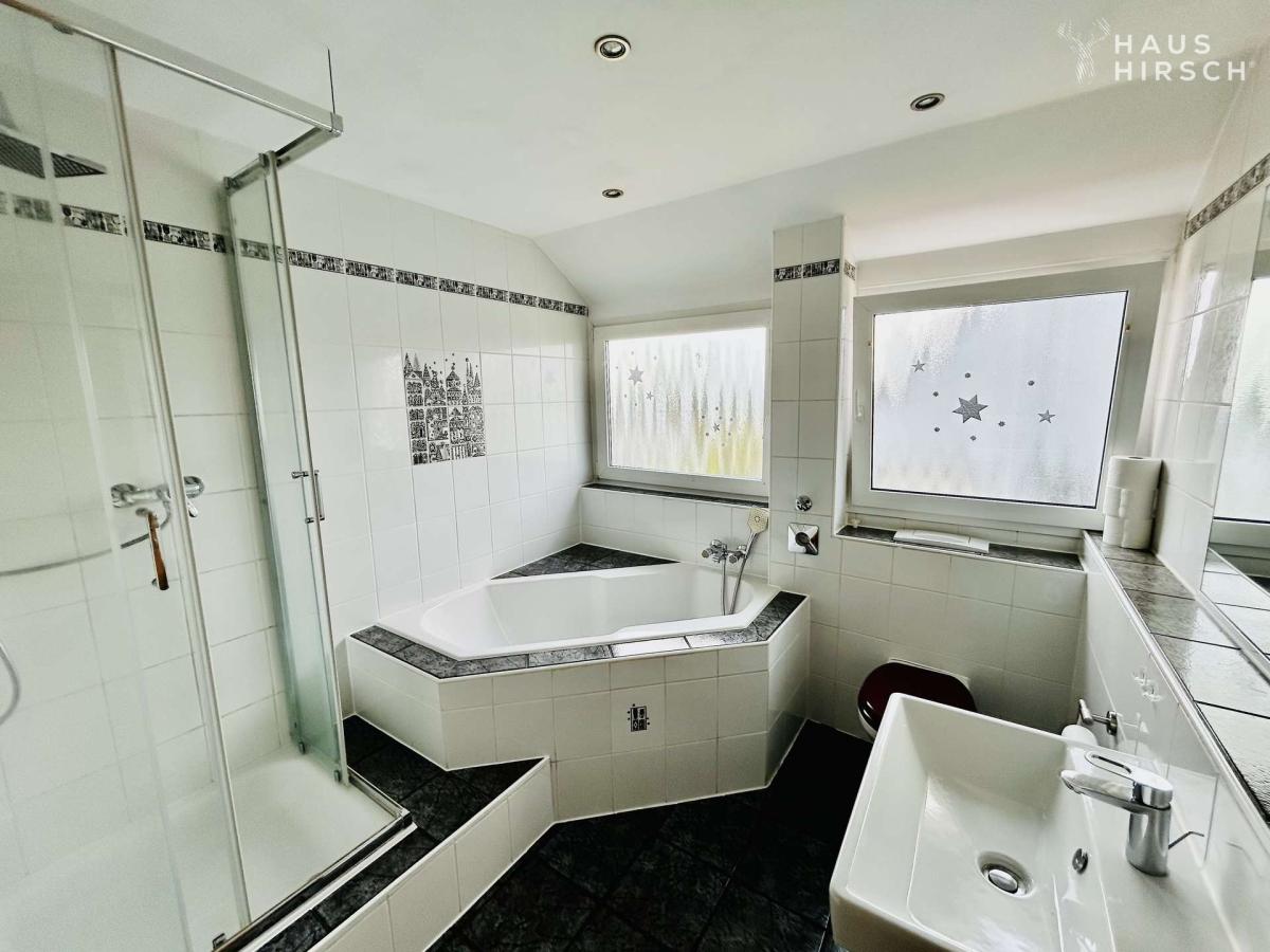 Bad mit Wanne u. Dusche