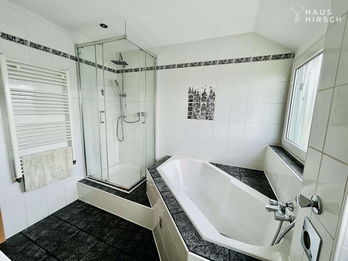 Bad mit Wanne u. Dusche