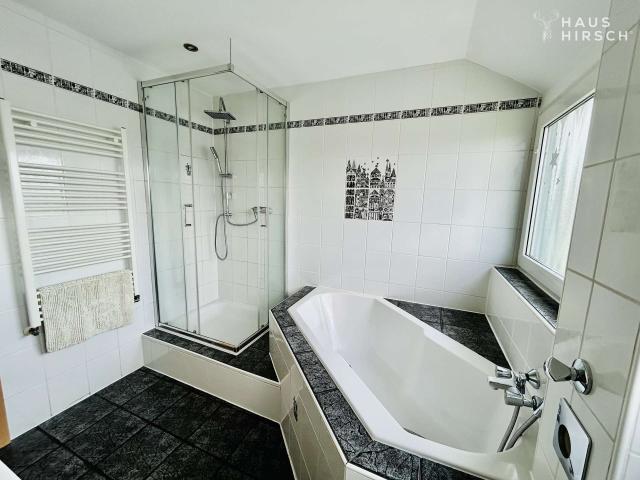 Bad mit Wanne u. Dusche