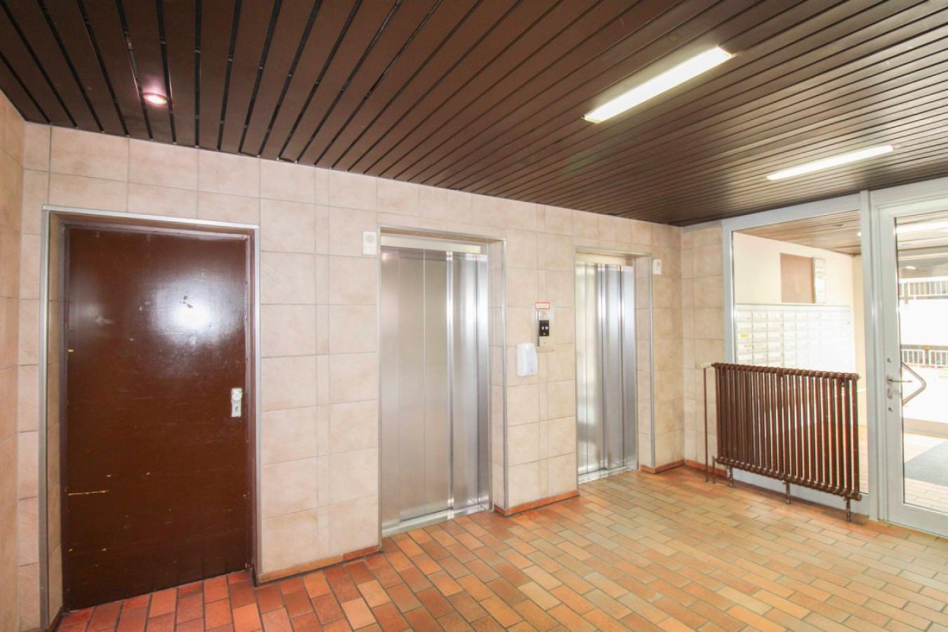 Zwei modernesierte Aufzuge_