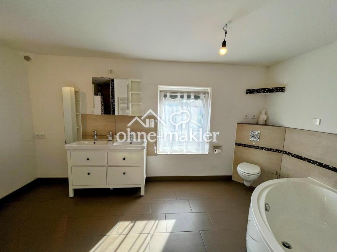 Bad mit Doppelwaschbecken