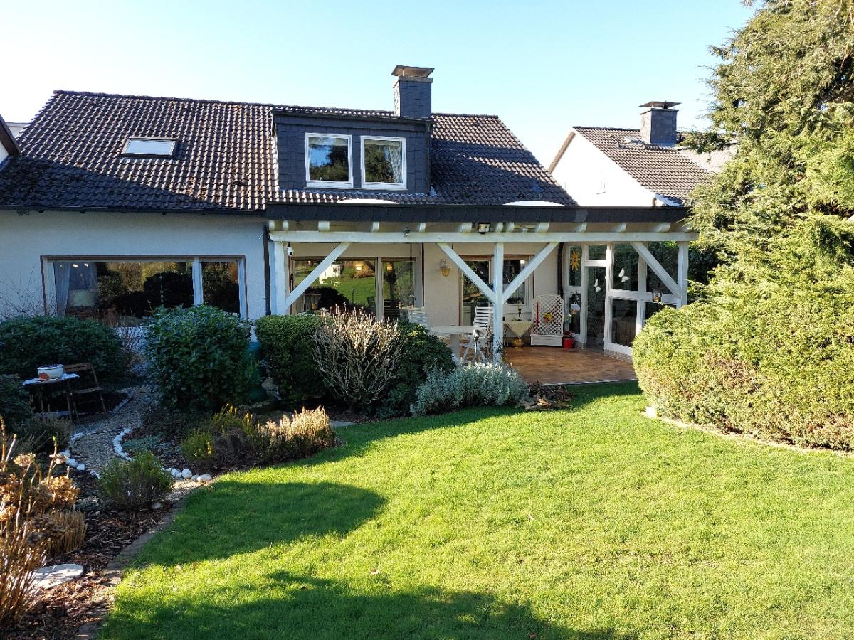 Blick auf die große und überdachte Terrasse