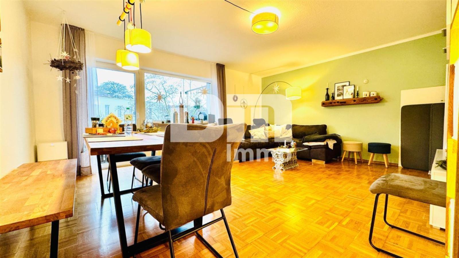 Wohn / Esszimmer / Zugang Balkon