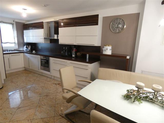 gemütlicher und offener Ess und Kochbereich