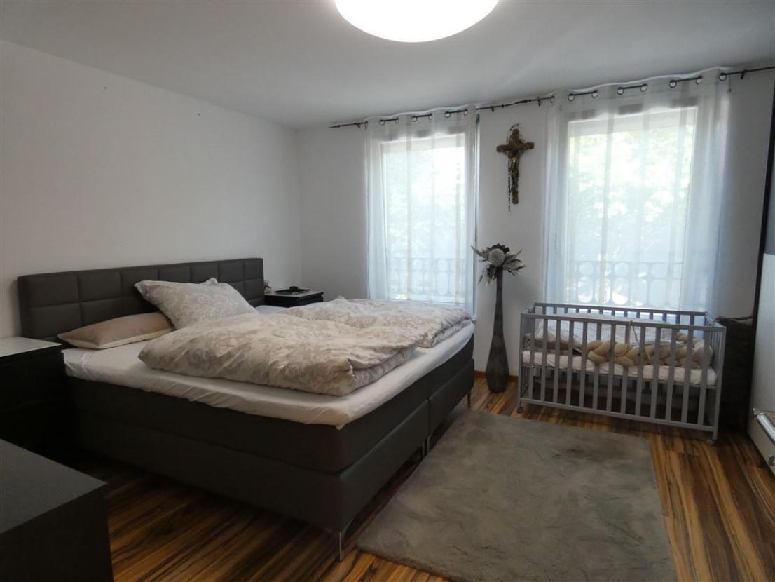 geräumiges Schlafzimmer