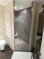 geräumige begehbare Dusche