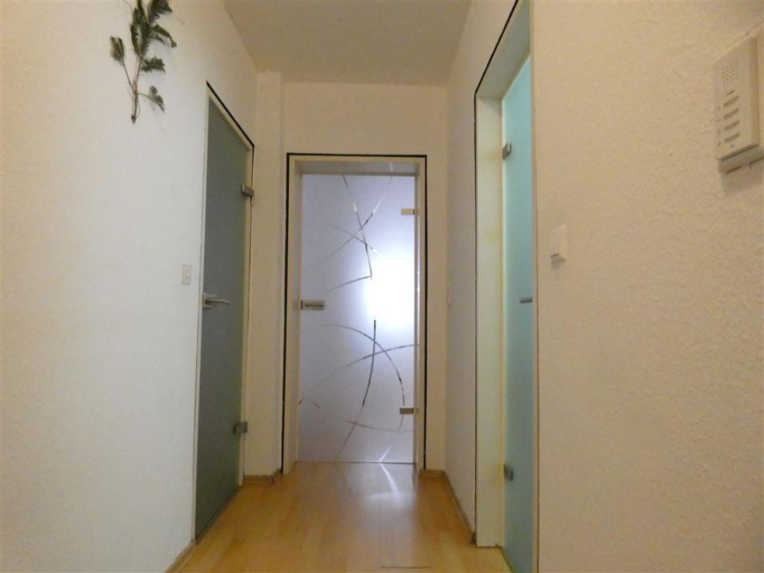 einladender Flur mit Glastüren