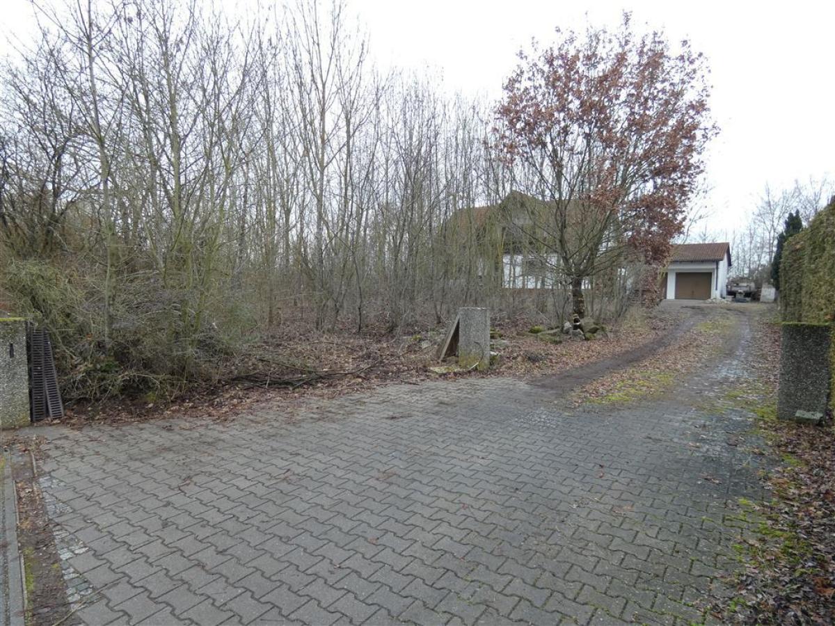 Einfahrt auf das Grundstück