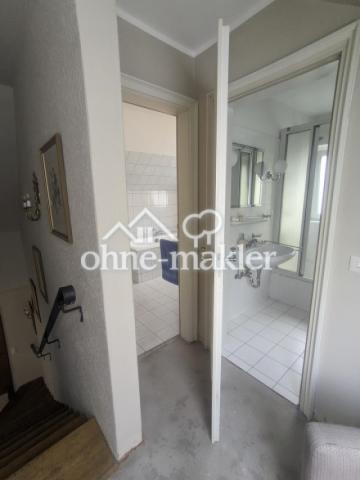 Durchgangstür zu Bädern (OG)