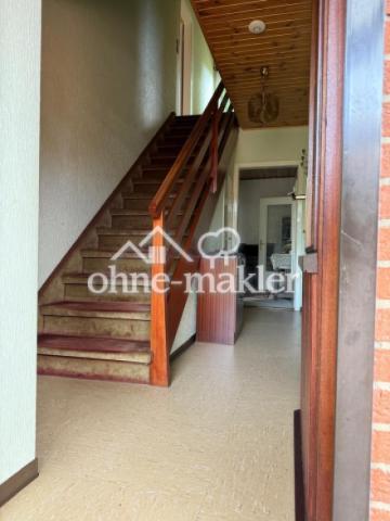 Flur und Holztreppe 