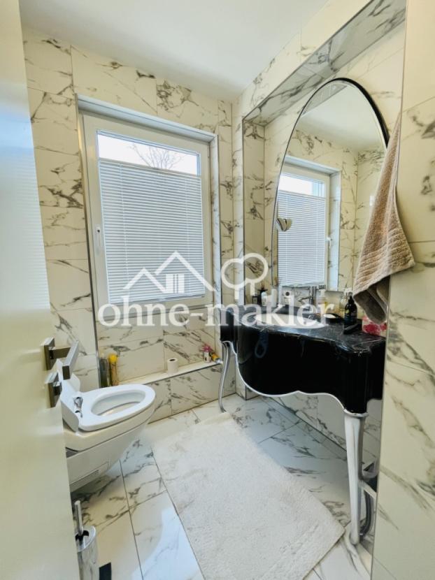 Gäste WC mit Dusche unten