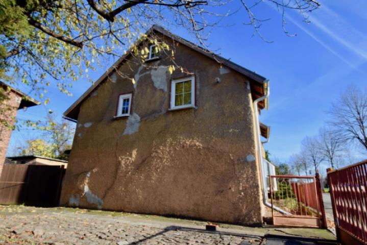 Giebelansicht und Einfahrt