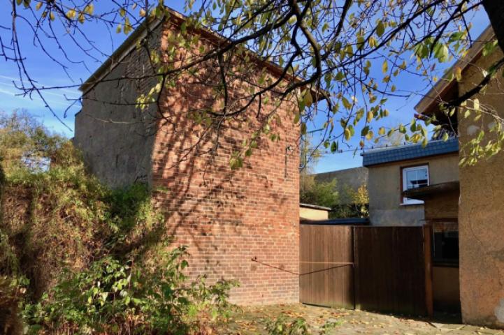 Toreinfahrt und Rückansicht Nebengebäude