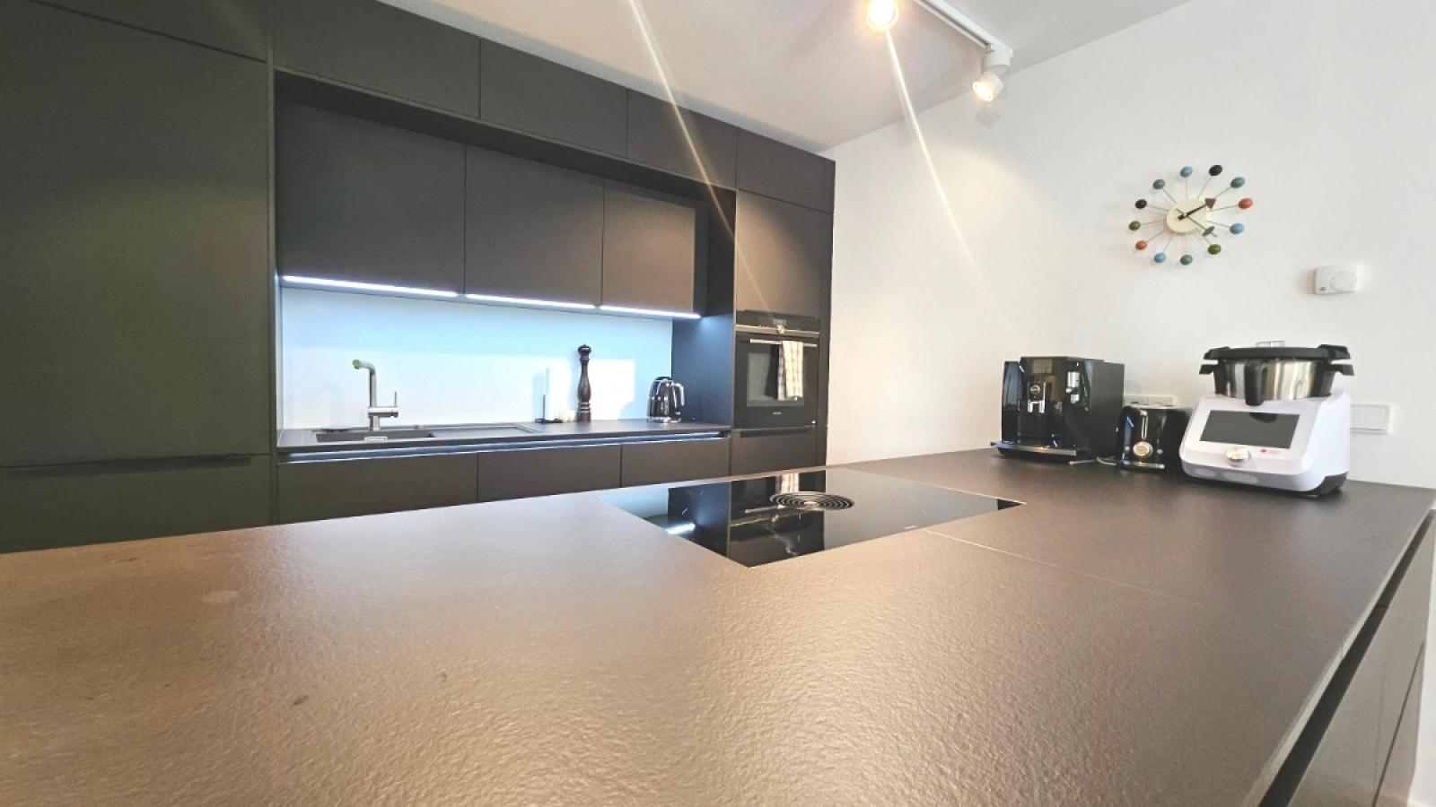 Moderne Küche mit Insel