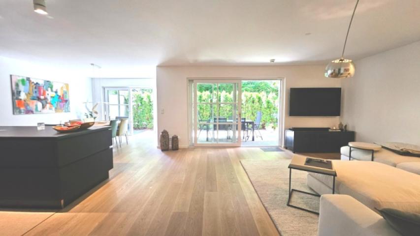 Blick vom Flur in das Wohnzimmer und auf die West-Terrasse