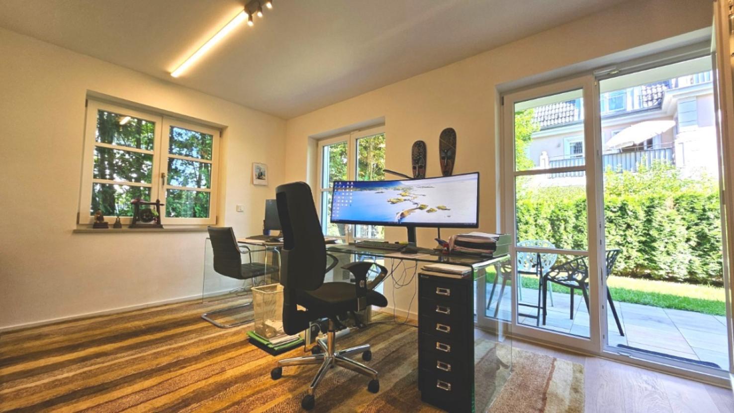 Arbeits- oder Kinderzimmer mit Blick zur Ost-Terrasse.