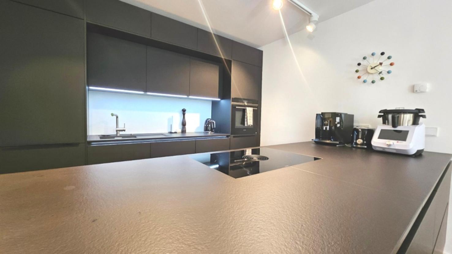 Moderne Küche mit Insel