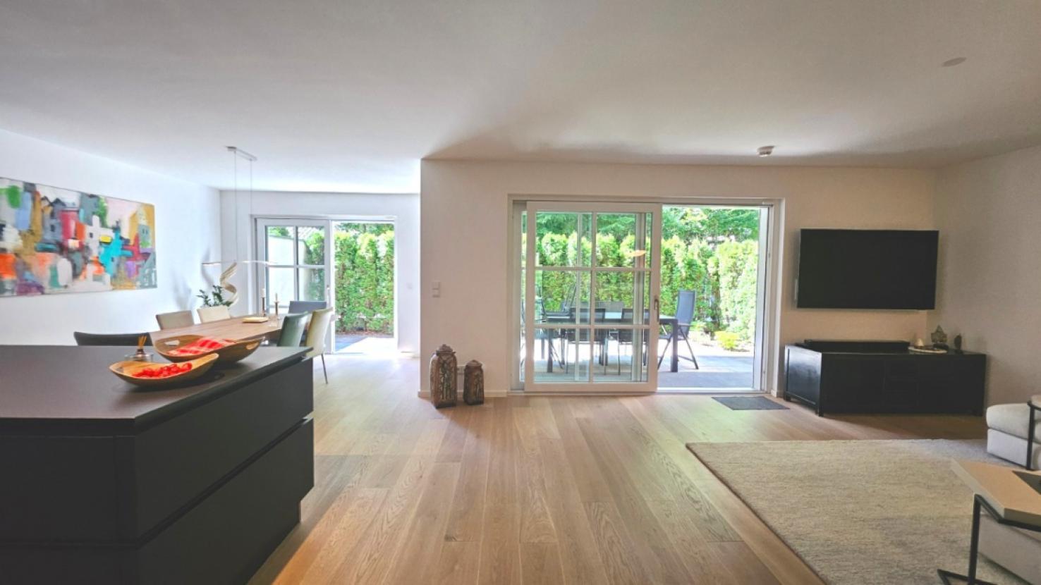 Wohnzimmer mit Blick nach draußen (West-Terrasse)