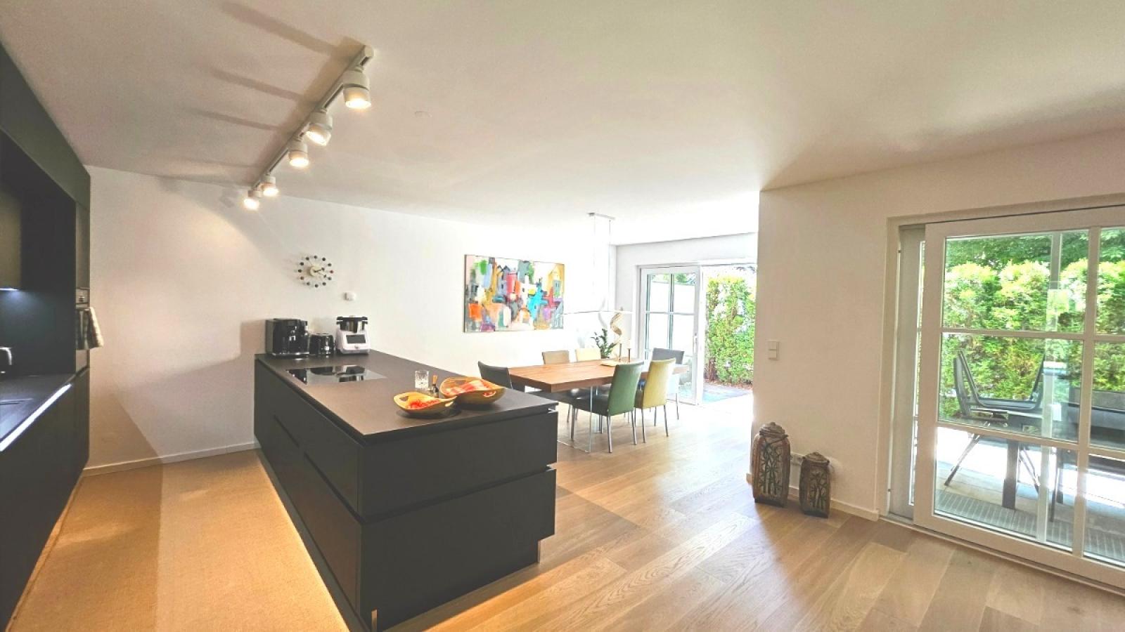 Blick vom Wohnzimmer zur Kücheninsel und in den Essbereich