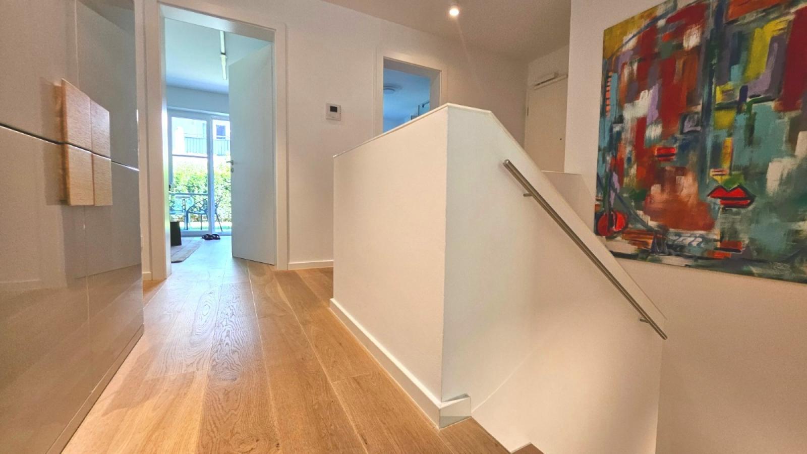 Flur mit Abgang in die untere Ebene