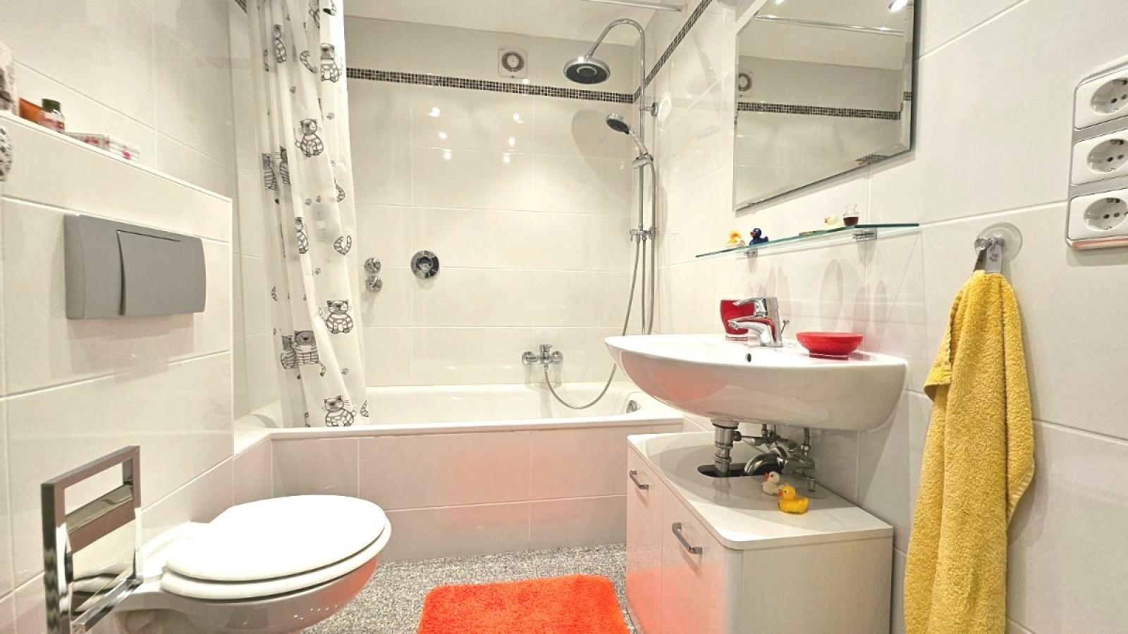 Badezimmer mit Badewanne