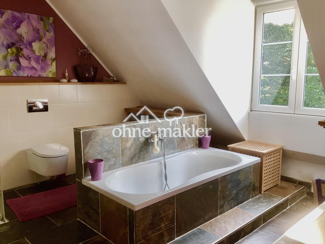  Hauptbad mit der Badewanne