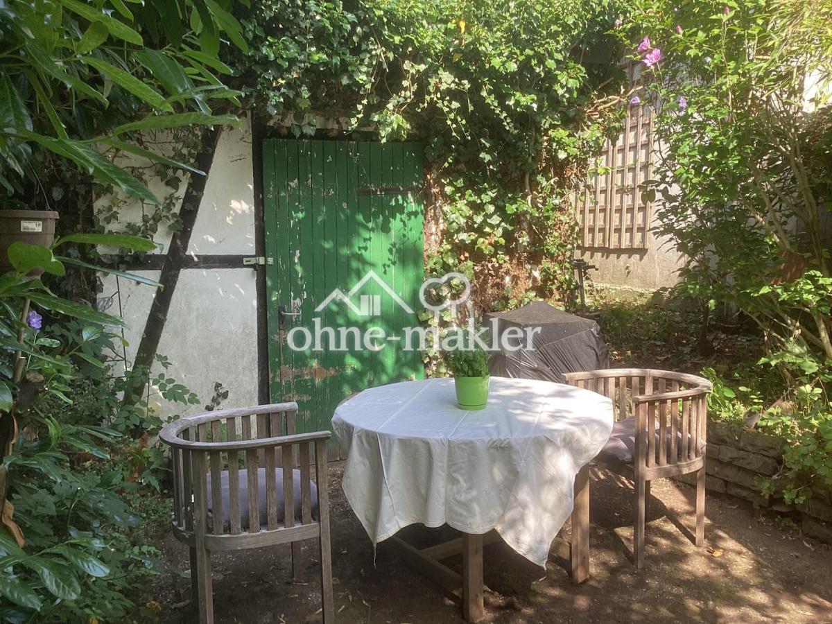 Sitzplatz vor dem Gartenhaus