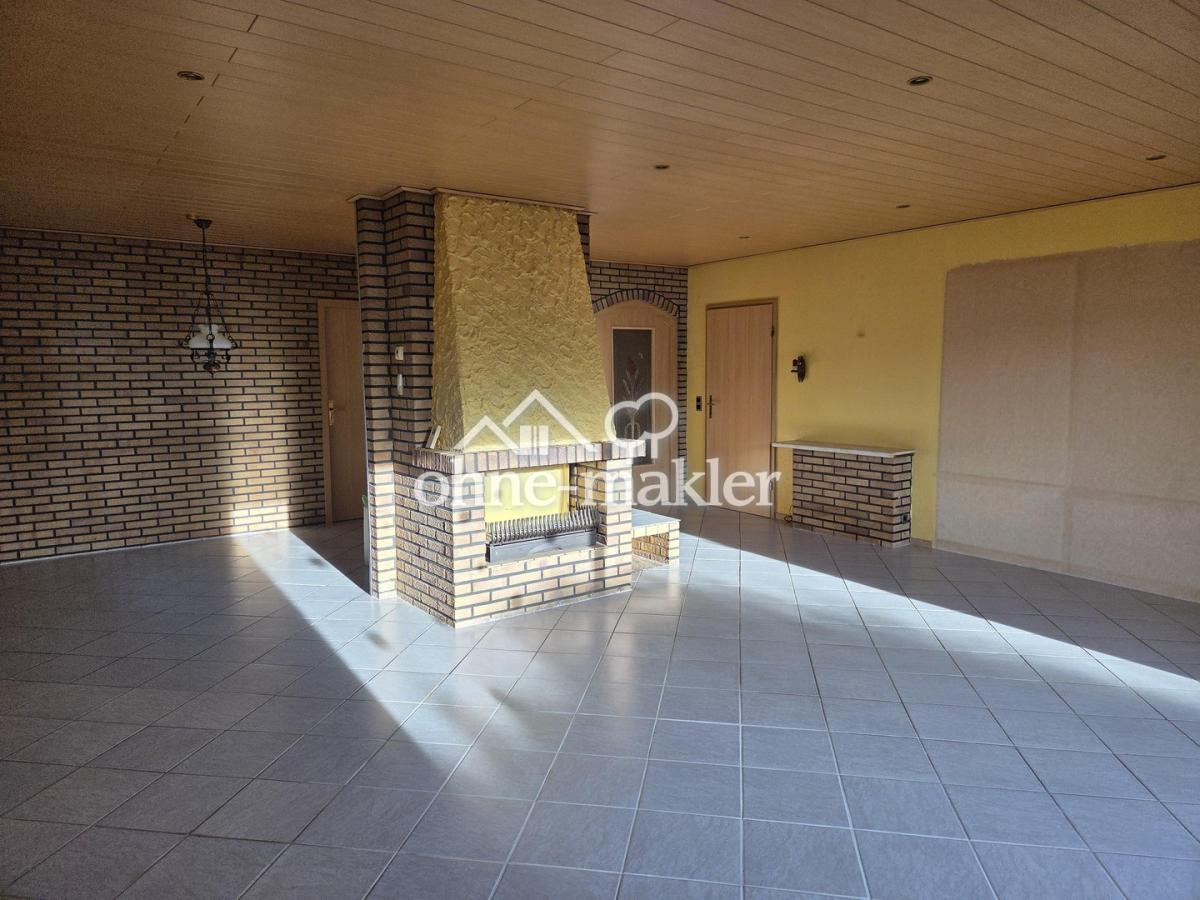 der Kamin im Wohnzimmer