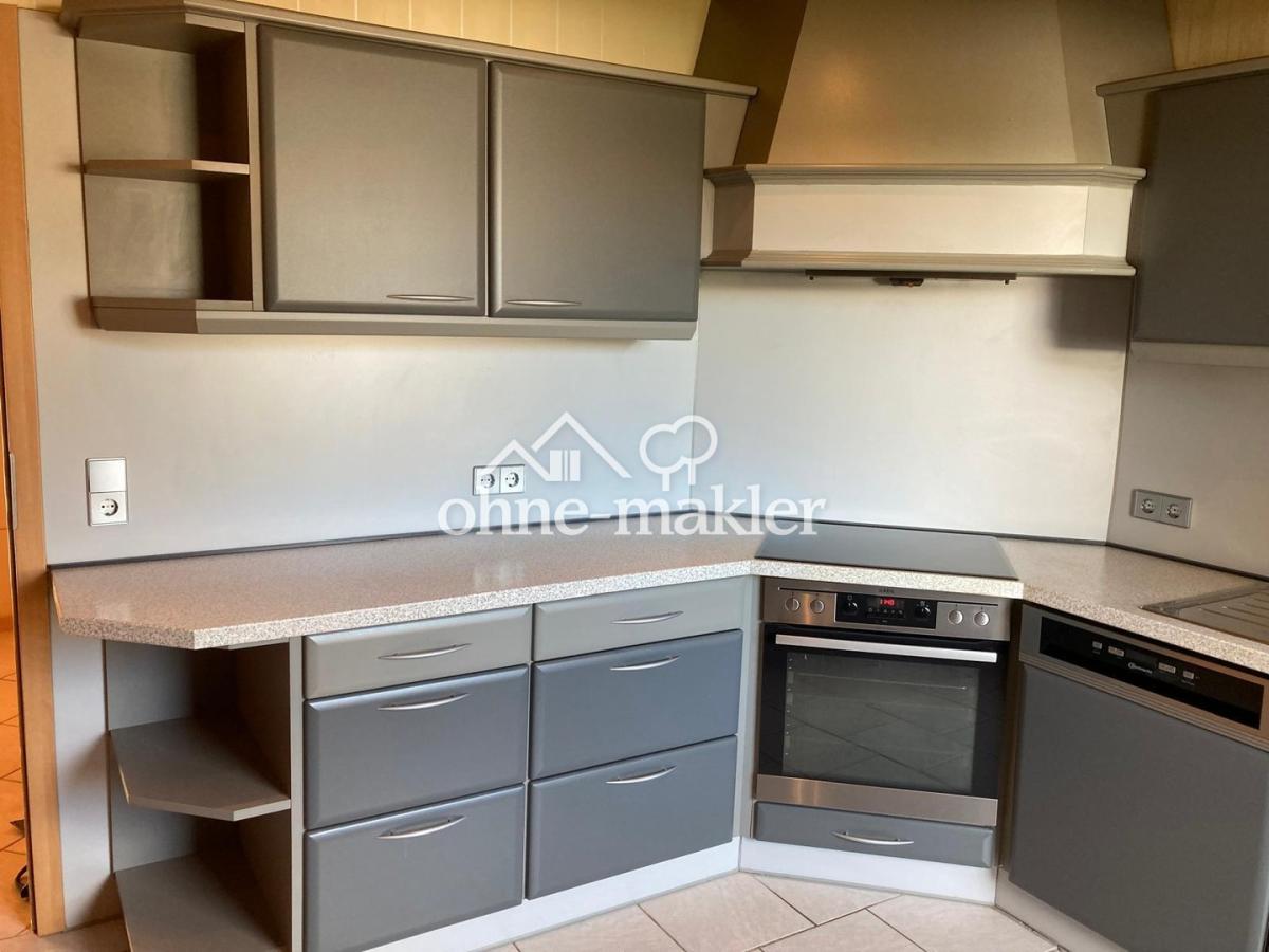 die Einbauküche mit E-Herd,