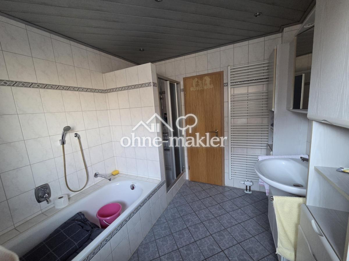 das Bad mit Wanne und Dusche