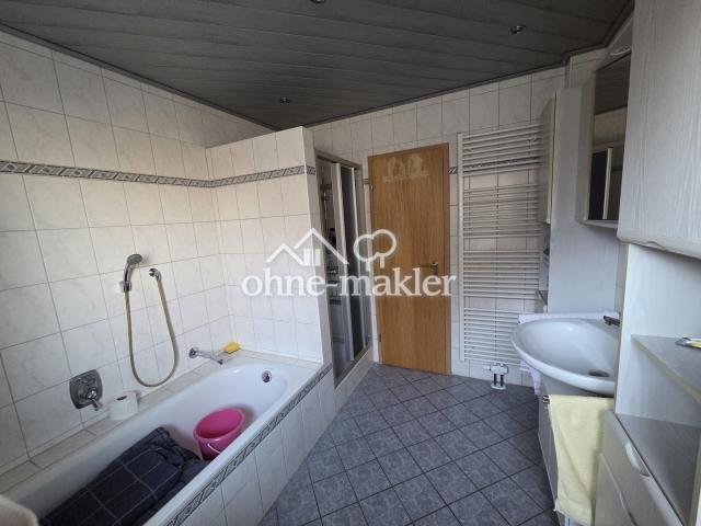 das Bad mit Wanne und Dusche