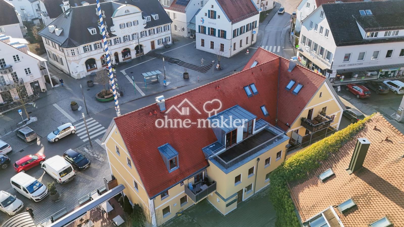 Luftbild Gebäude & Marktplatz