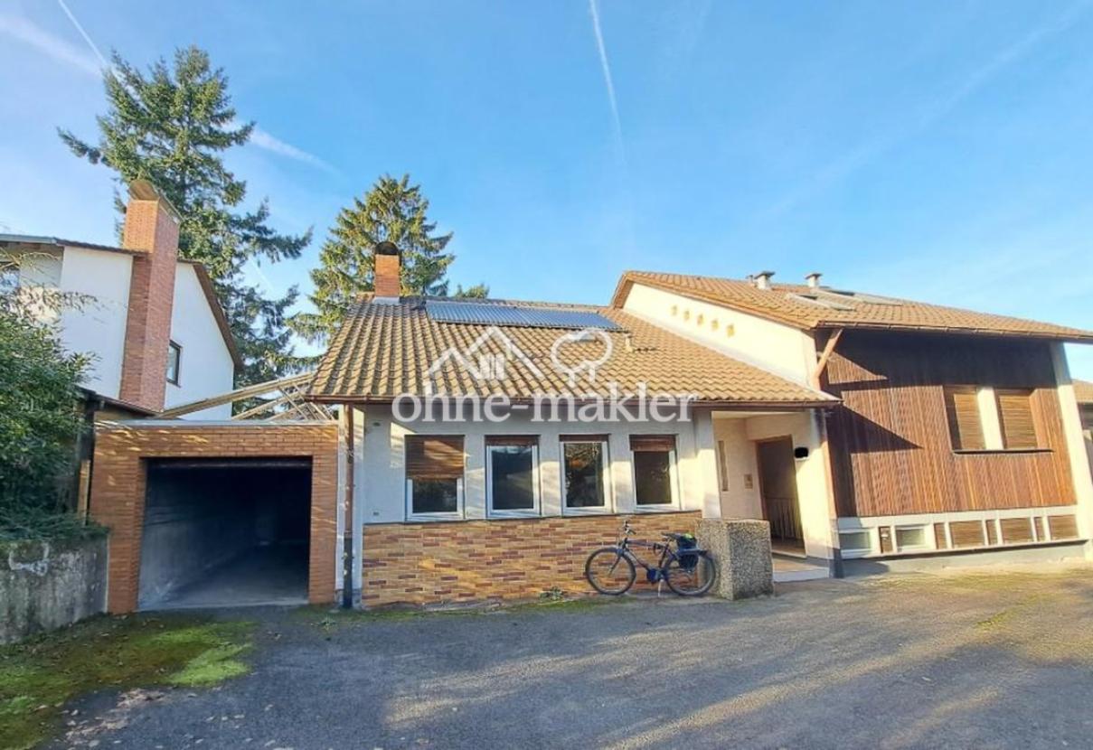 Hausfront mit Garage, offen