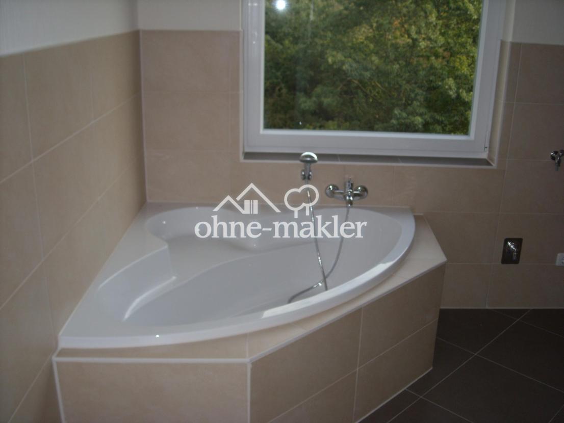 Große Eckbadewanne