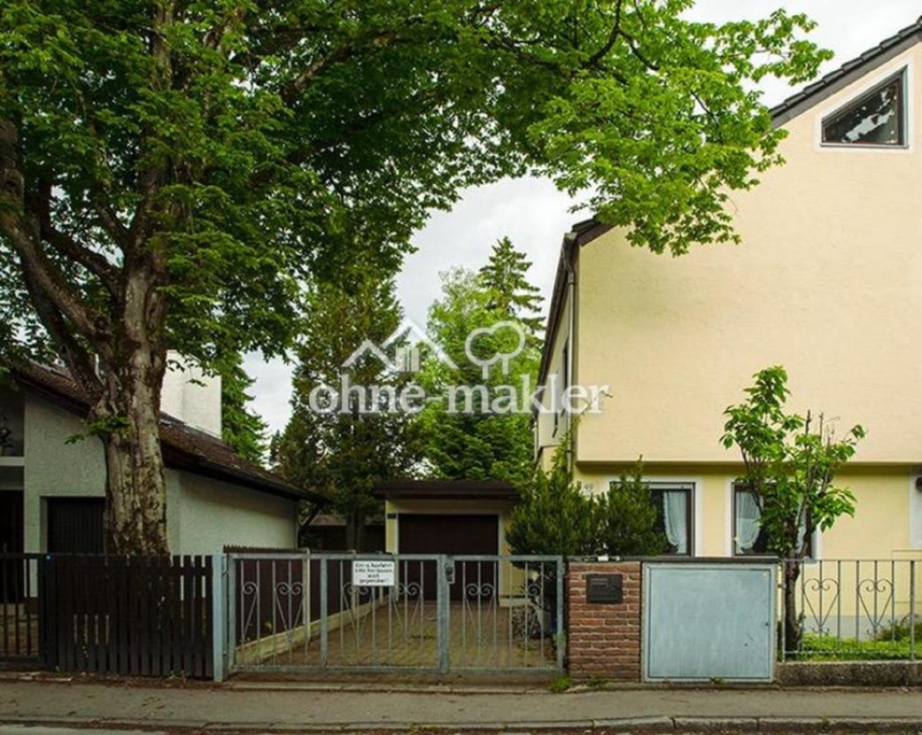 Fassade Ostseite und Einfahrt