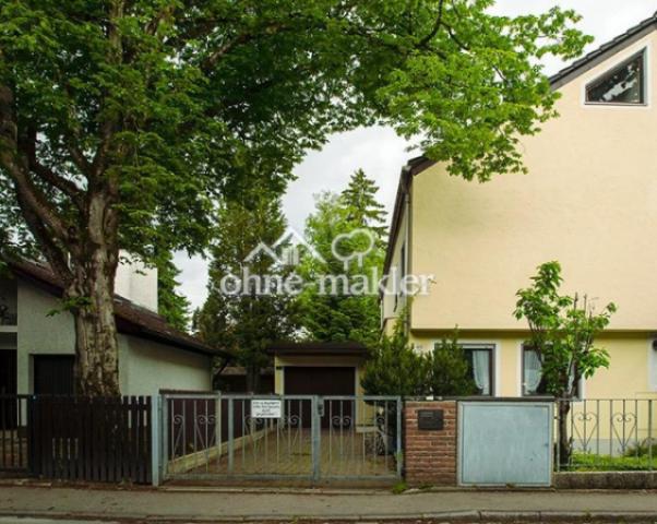 Fassade Ostseite und Einfahrt