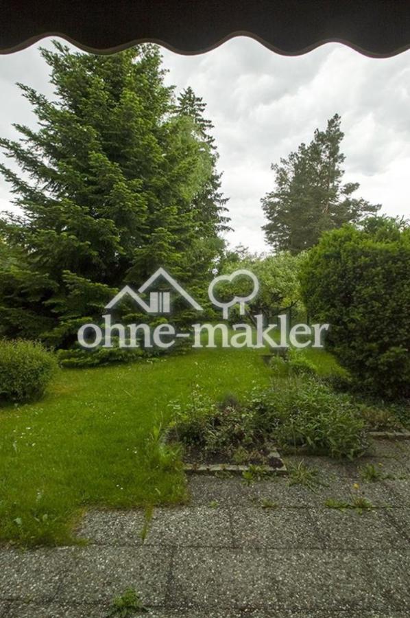 Blick von Terrasse in Garten