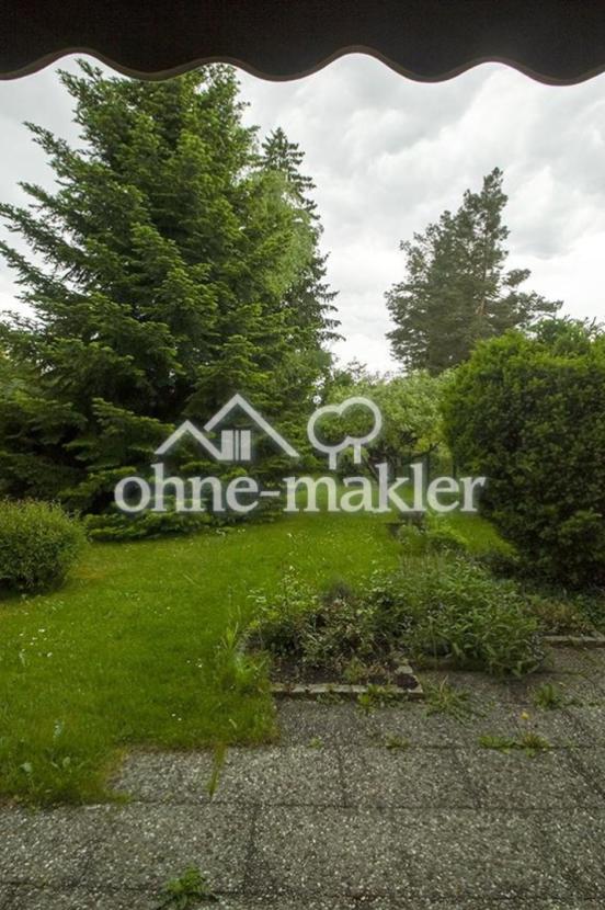 Blick von Terrasse in Garten