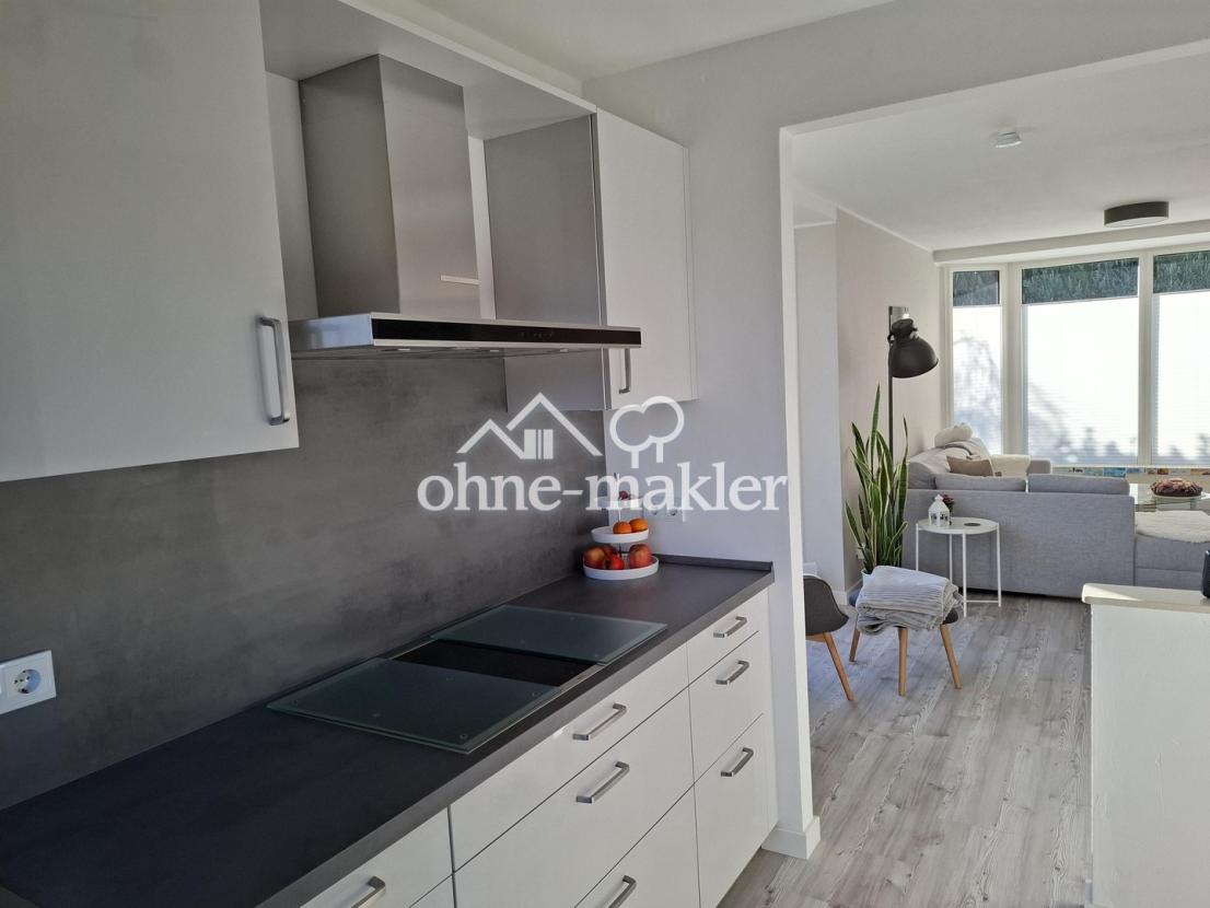 Küche/Blick ins Wohnzimmer